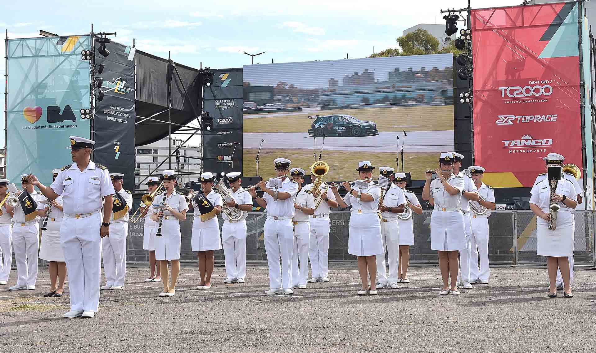 El circuito urbano montado alrededor del Parque de la Ciudad contó con un stand de la Institución. Además, la Banda de Música de la Armada brindó un amplio repertorio que cautivó al público.