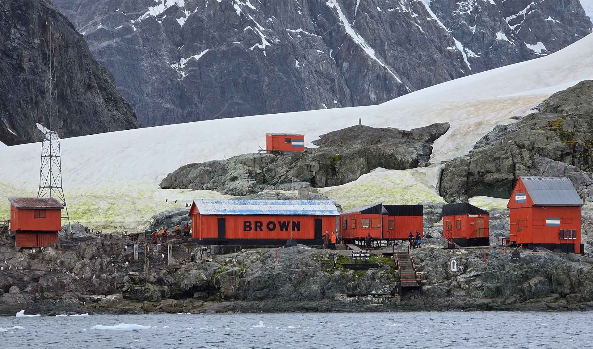 Con la supervisión del Comandante Conjunto Antártico, Contraalmirante Maximiliano Mangiaterra, la unidad cumple tareas correspondientes a la última etapa de la Campaña Antártica de Verano (CAV) 2025/26.