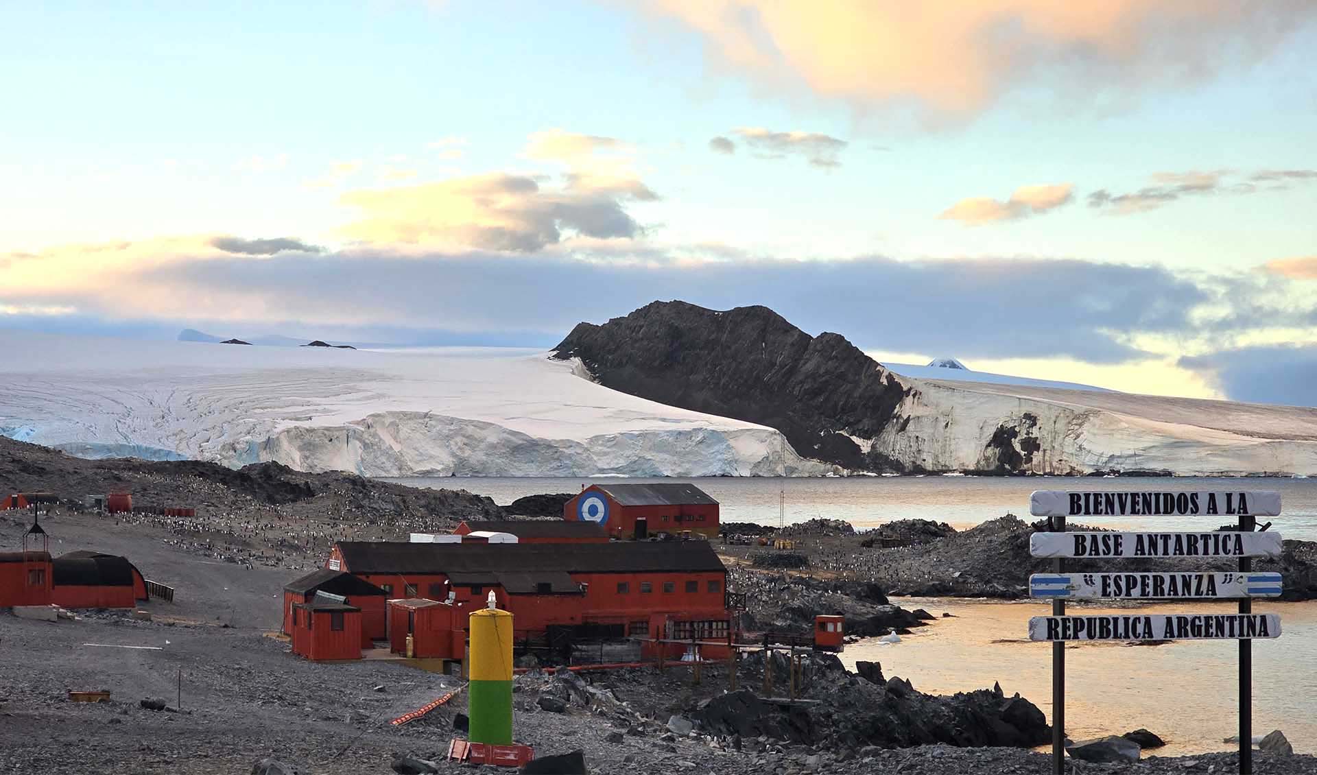 Reabasteció a la Base Científica Carlini y cumple tareas en la Base Antártica Conjunta Esperanza.