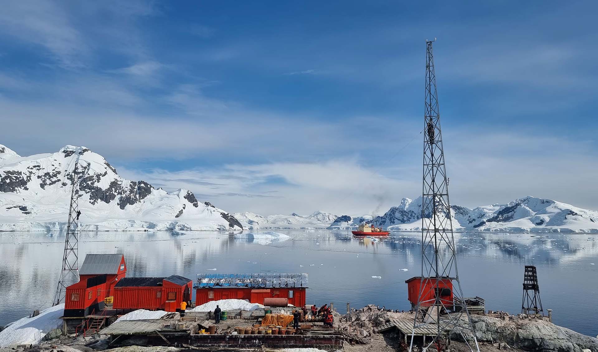 Los avances tecnológicos y la instalación de equipos, realizada por el Taller de Reparaciones Electrónicas e Informática del rompehielos ARA “Almirante Irízar”, permiten que la tripulación se comunique de forma permanente con sus seres queridos.