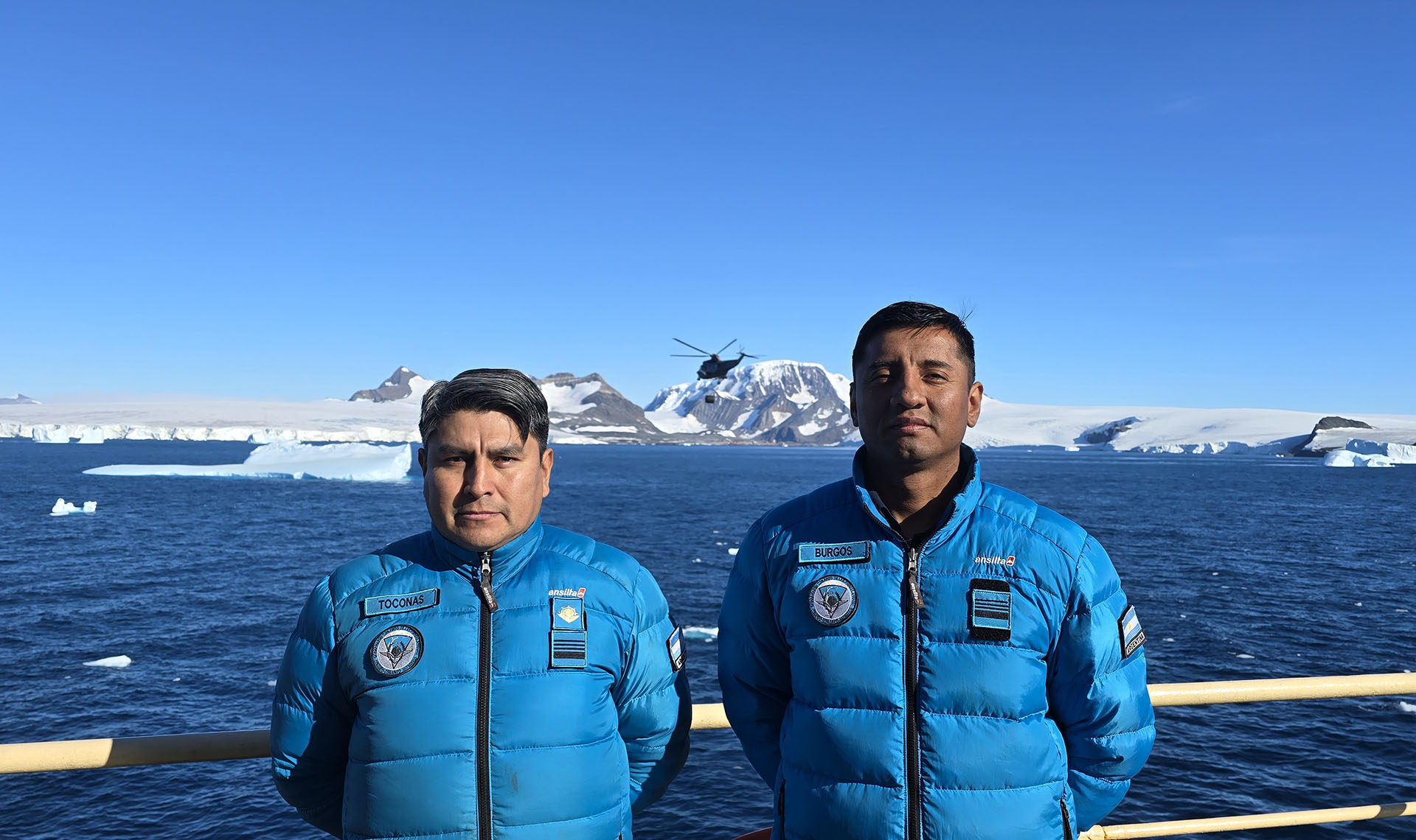 A bordo del rompehielos ARA “Almirante Irízar”, se encuentran el Suboficial Principal David Toconas y el Suboficial Principal Juan Burgos, quienes forman parte de la dotación saliente de la base.
