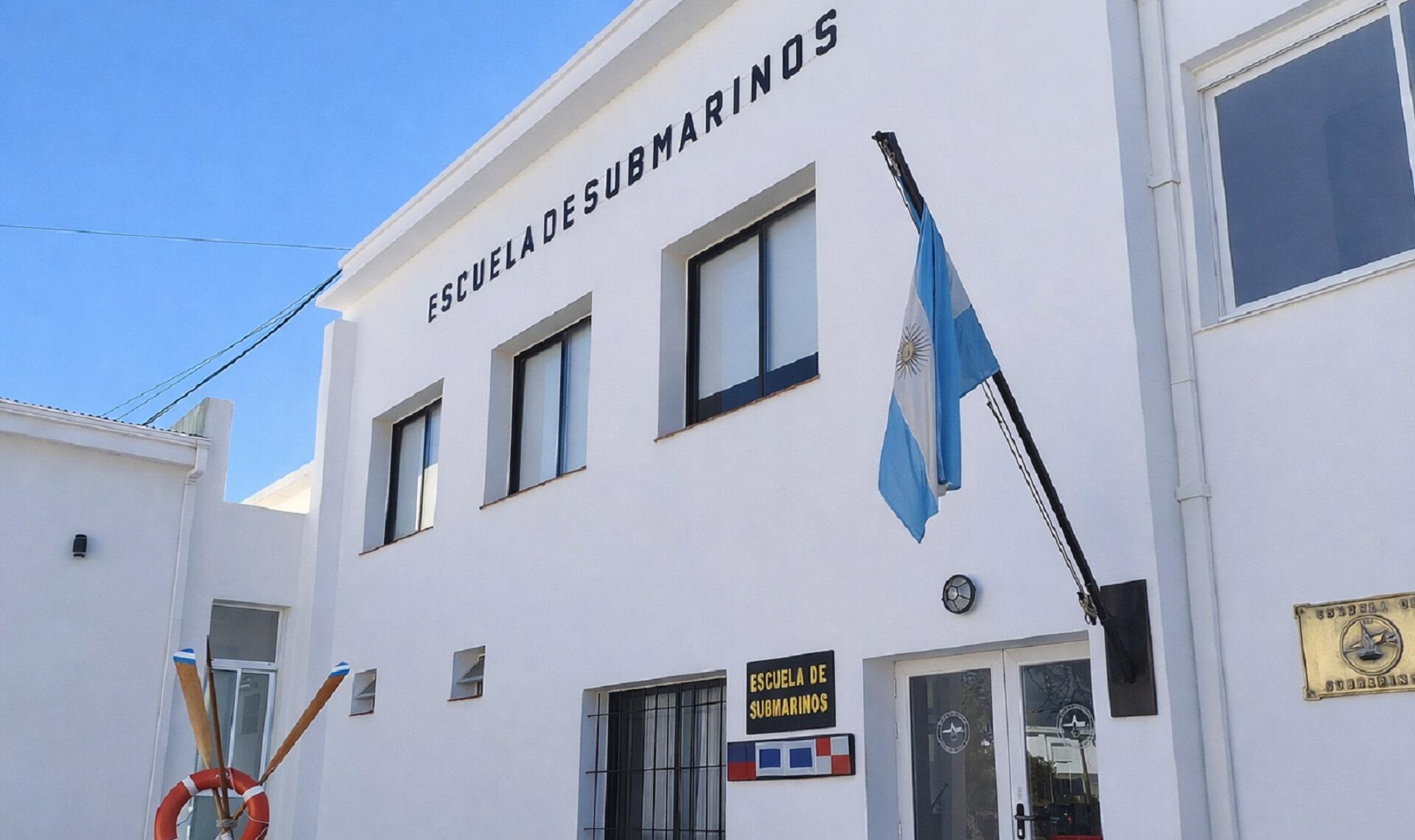 Se dictan clases teóricas y actividades de adiestramiento para la formación y capacitación de submarinistas.