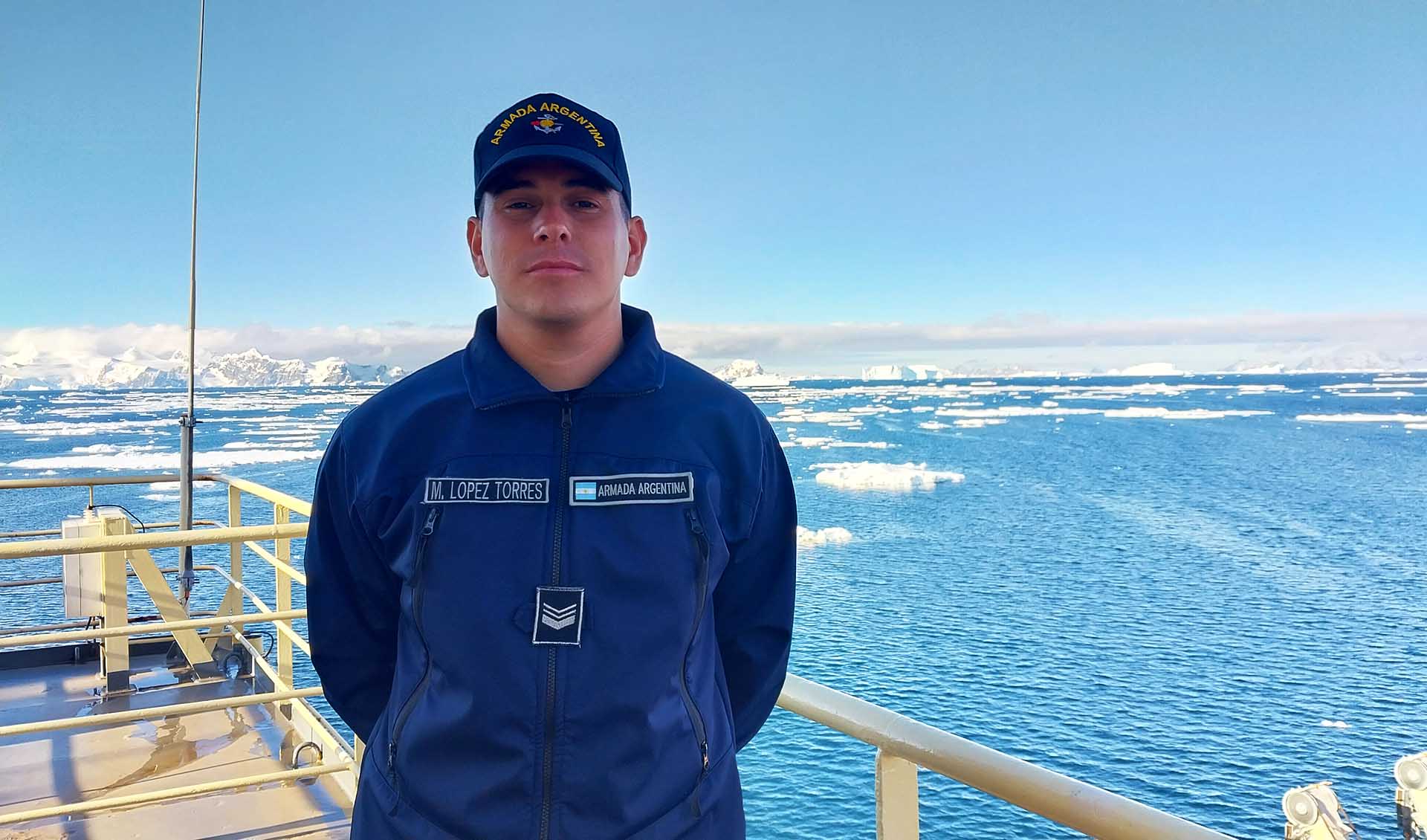 El Cabo Primero Marcos Antonio López Torres nació en Formosa. Es músico y se encuentra en comisión a bordo del rompehielos ARA “Almirante Irízar”, que está finalizando la tercera etapa de la Campaña Antártica de Verano.