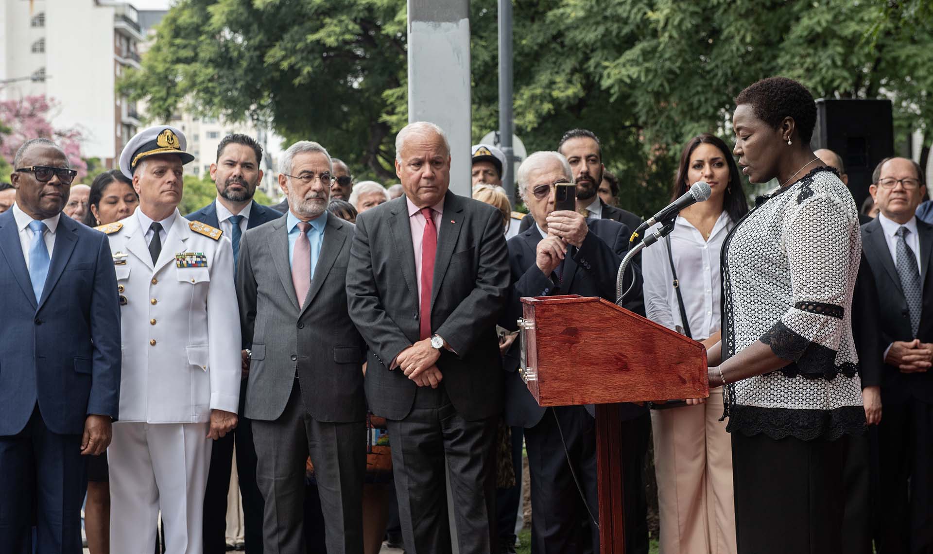 El acto conmemorativo por el 208° aniversario del fallecimiento de Alexandre Sabés Pétion se realizó en la Plaza República de Haití y estuvo presente el Jefe de la Armada.