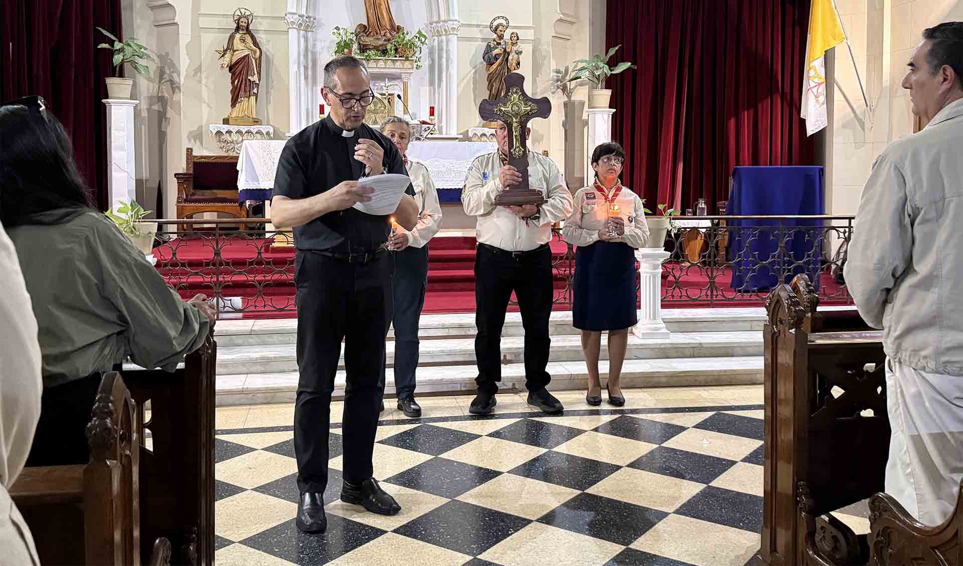 La familia naval se reunió para orar juntos en vísperas de la Pascua de Resurrección.