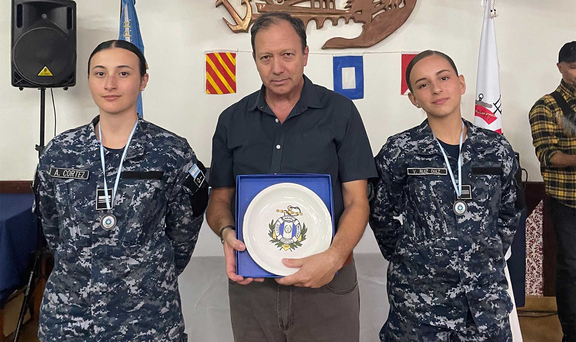 Embarcaciones pertenecientes al Yatch Club Puerto Belgrano y cadetes de la Escuela Naval y del Liceo Naval Militar Almirante Brown, formaron parte de la competencia enmarcada en el 50° aniversario del programa “El mar nos une”.