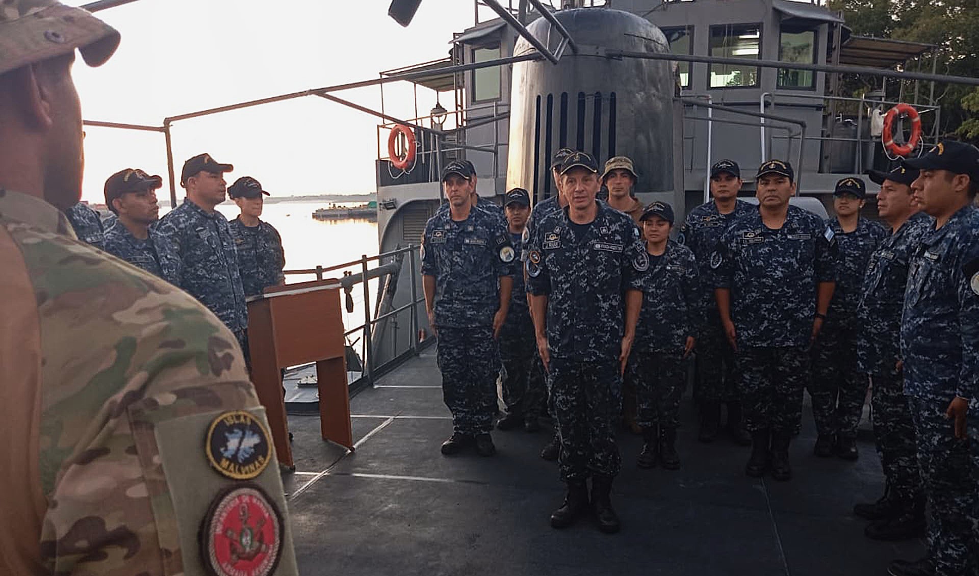 Personal de las unidades de la División Patrullado Fluvial honraron la memoria de los héroes de la Patria.