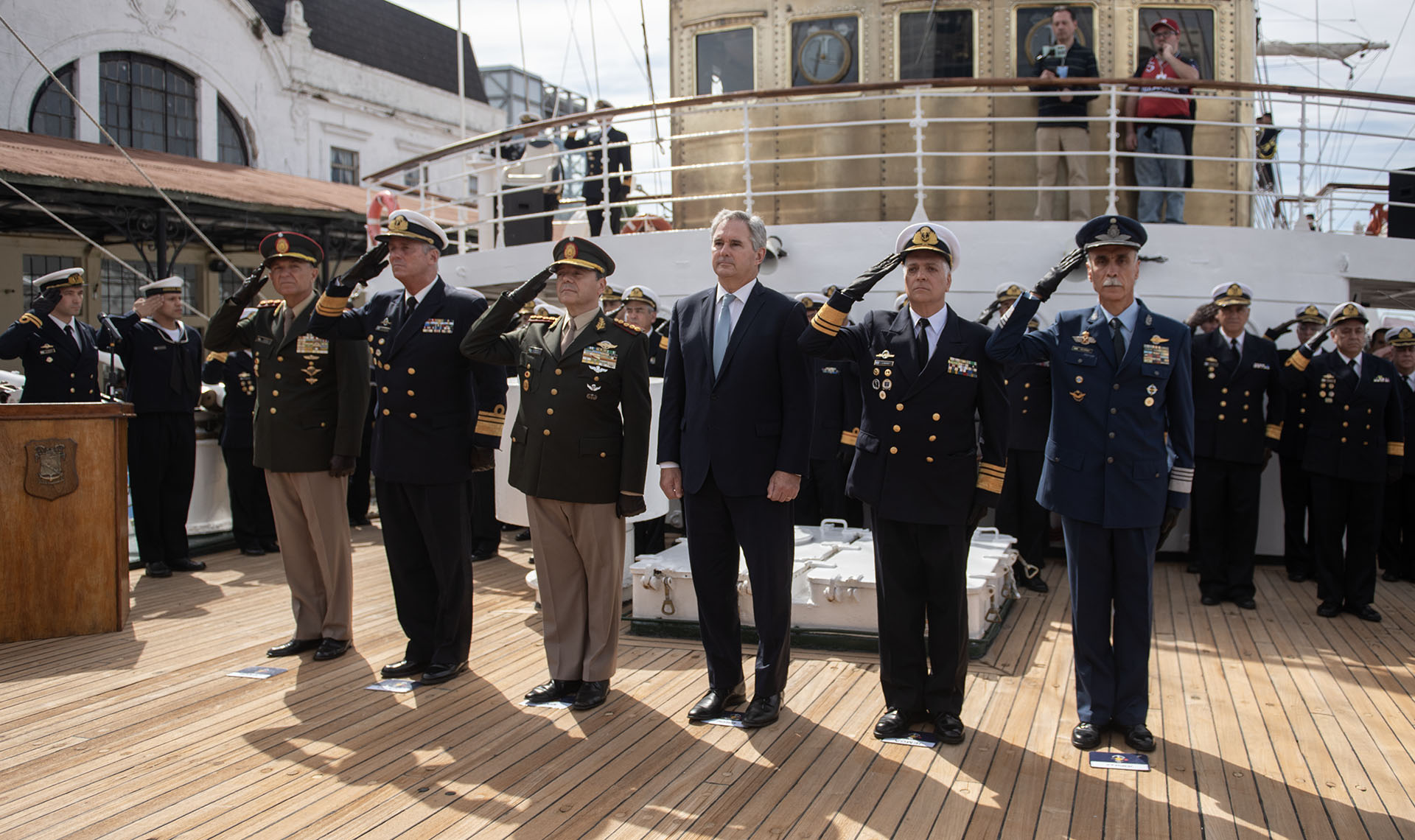 El buque escuela de la Armada Argentina recorrerá casi 16.000 millas náuticas en lo que será su travesía número 54 alrededor del mundo.