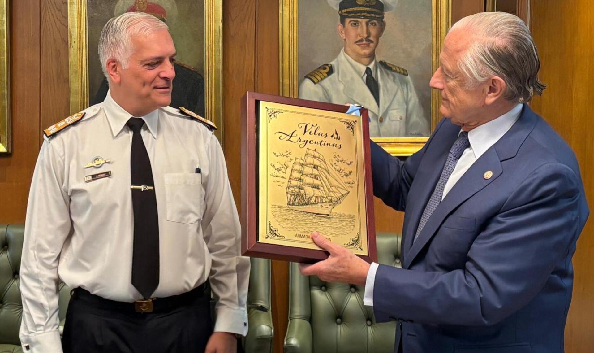 El encuentro se dio en el marco de la visita del Vicealmirante Juan Carlos Romay a la sede de esa institución mutualista.