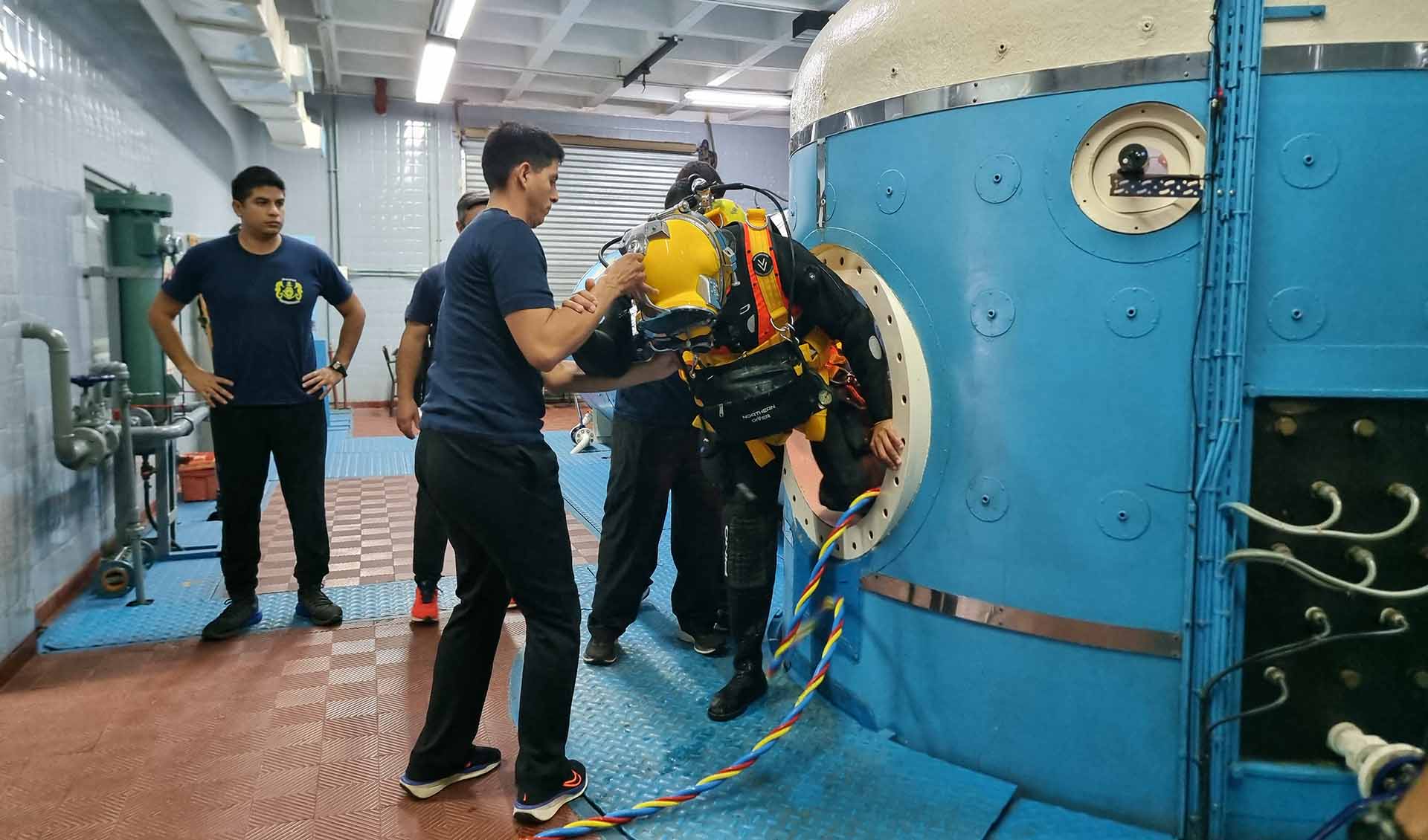 Se llevó a cabo en el Centro Hiperbárico de la Escuela de Buceo, con el fin de habilitar al personal para continuar con su labor en contextos de alta exigencia.