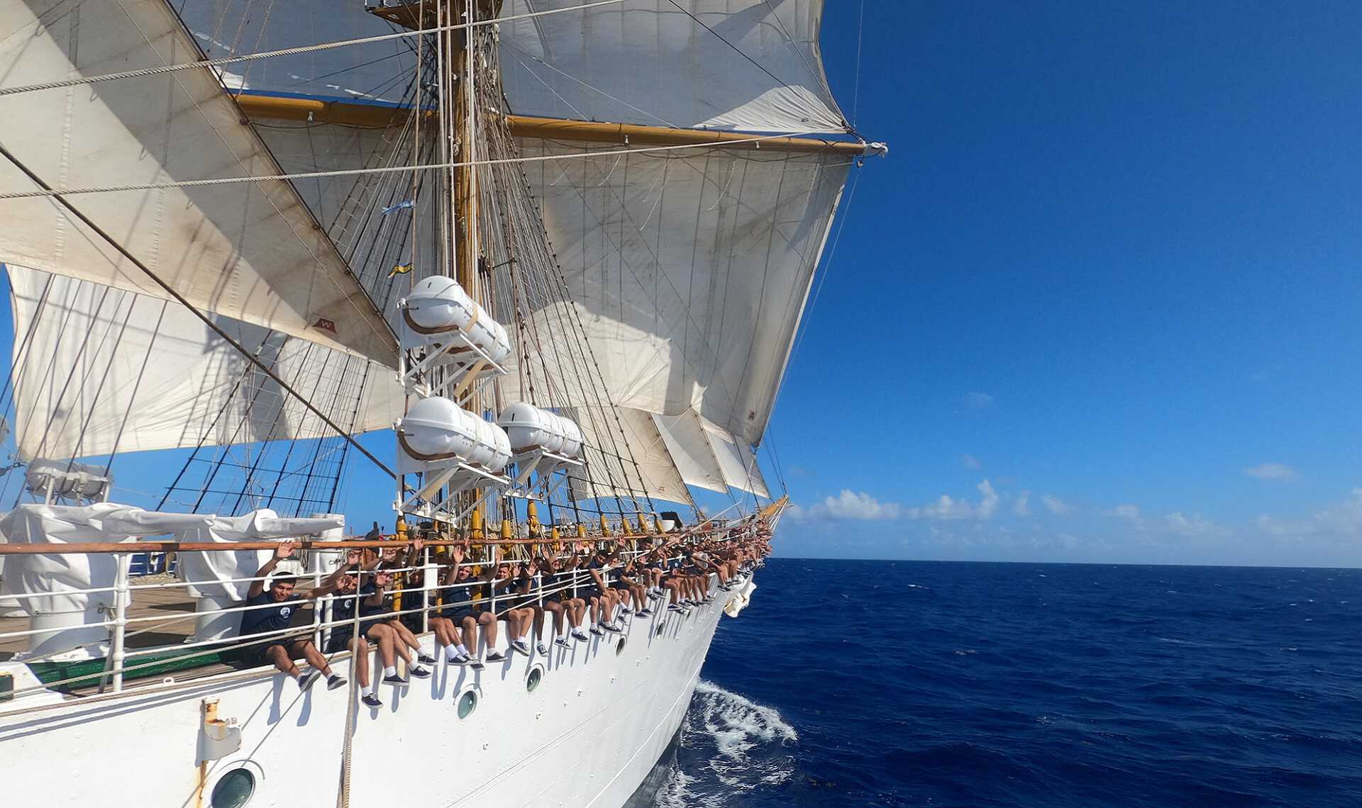 Como parte de su plan de instrucción y aprovechando los vientos alisios, el Buque Escuela surca los mares a vela rumbo norte, en demanda de su próximo puerto.