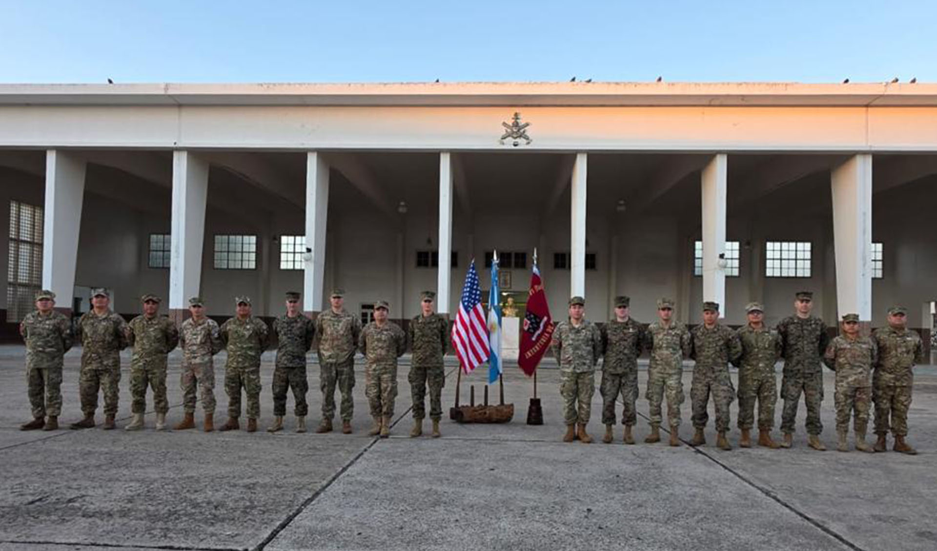 En el marco de un intercambio profesional entre especialistas, el Batallón de Comunicaciones N° 1 (Esc.) (BIC1) de la Brigada Anfibia de Infantería de Marina recibió a una delegación de oficiales del Cuerpo de Marines de los Estados Unidos.
