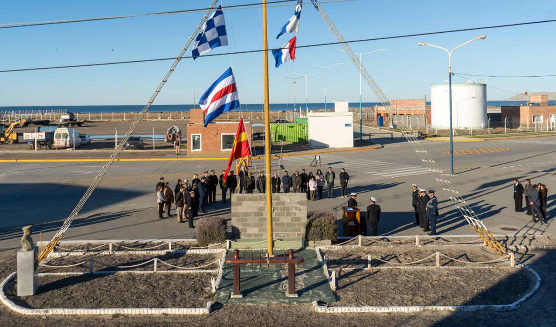 La ceremonia se realizó en la Plaza de Armas del Destacamento Naval.