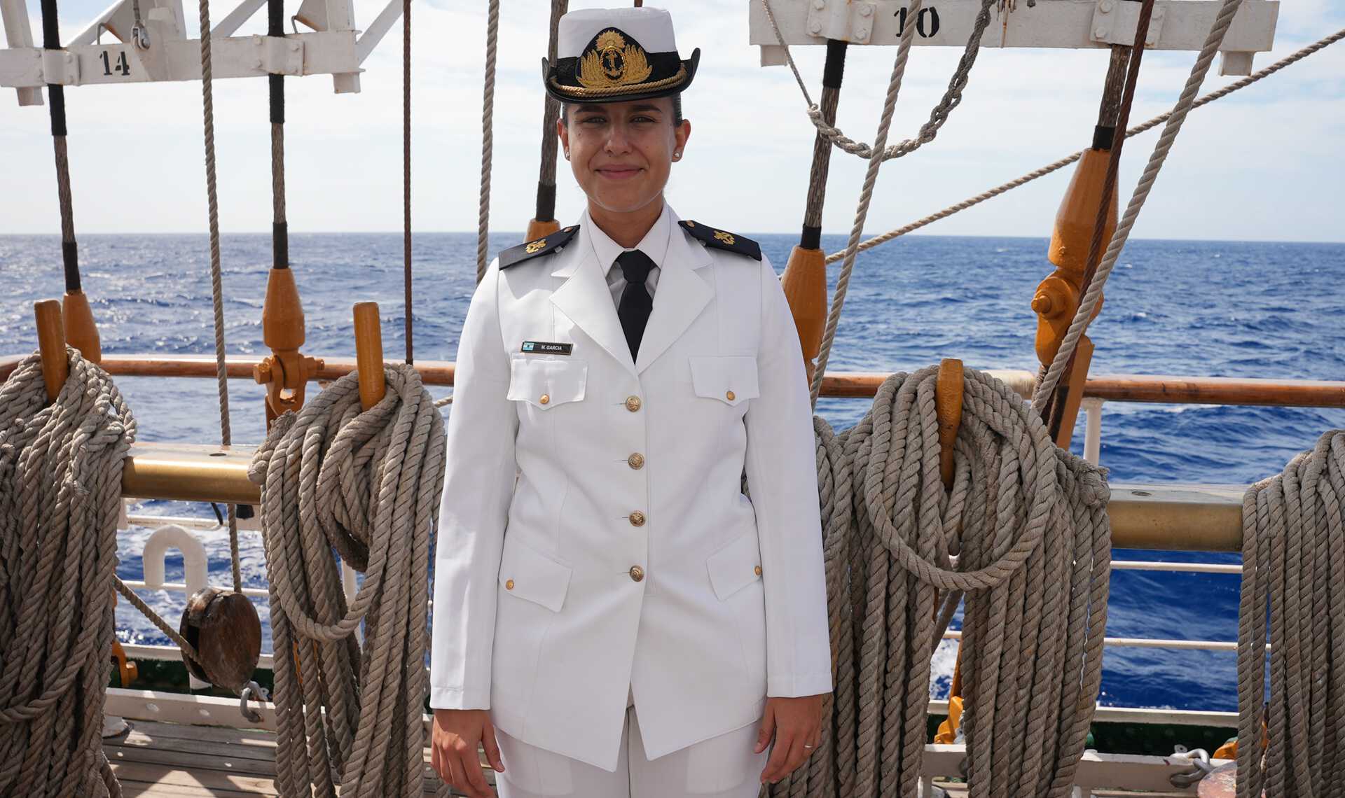 Desde la cubierta del buque escuela fragata ARA “Libertad”, la Guardiamarina en Comisión Milagros García refleja la esencia de una nueva generación de oficiales de Marina.