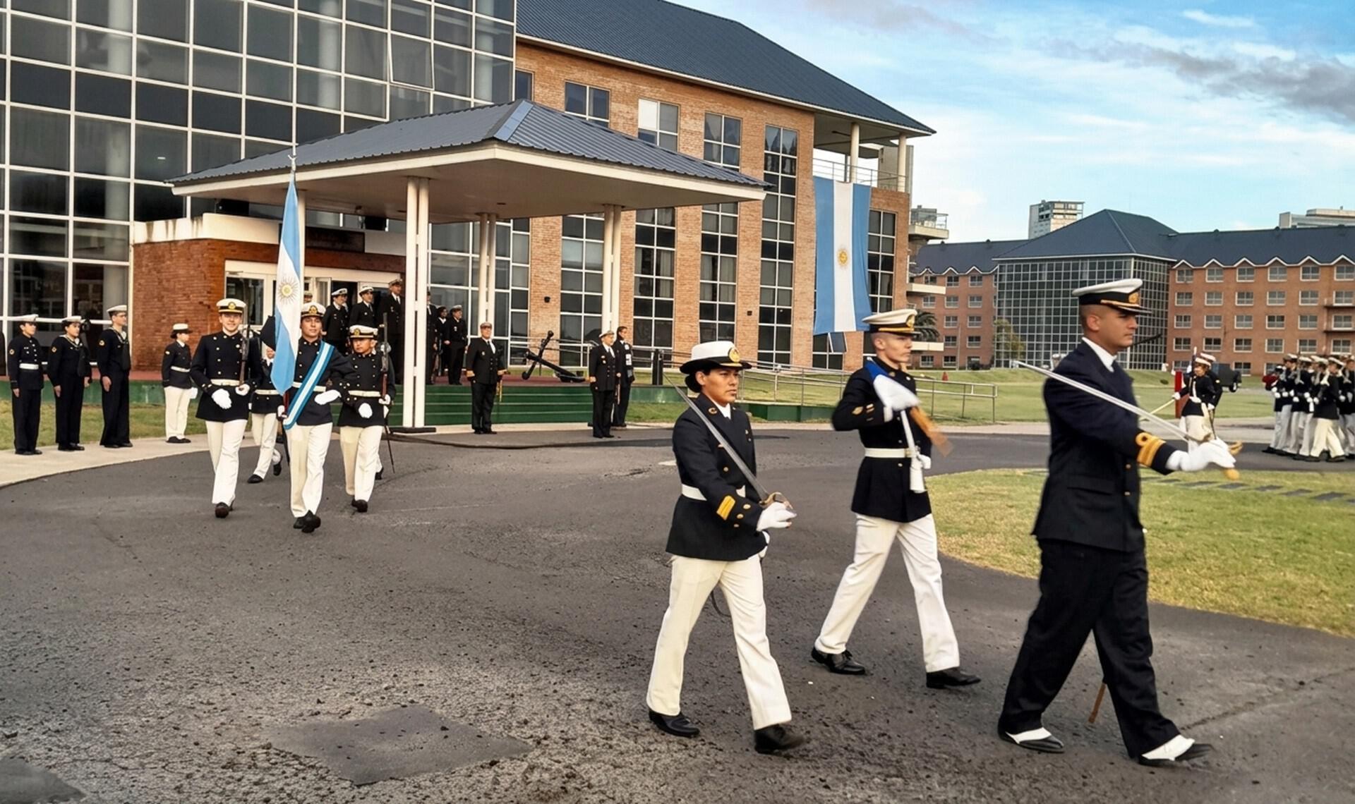 El Director del Liceo Naval, Capitán de Navío Juan Carlos Marra, presidió el acto.