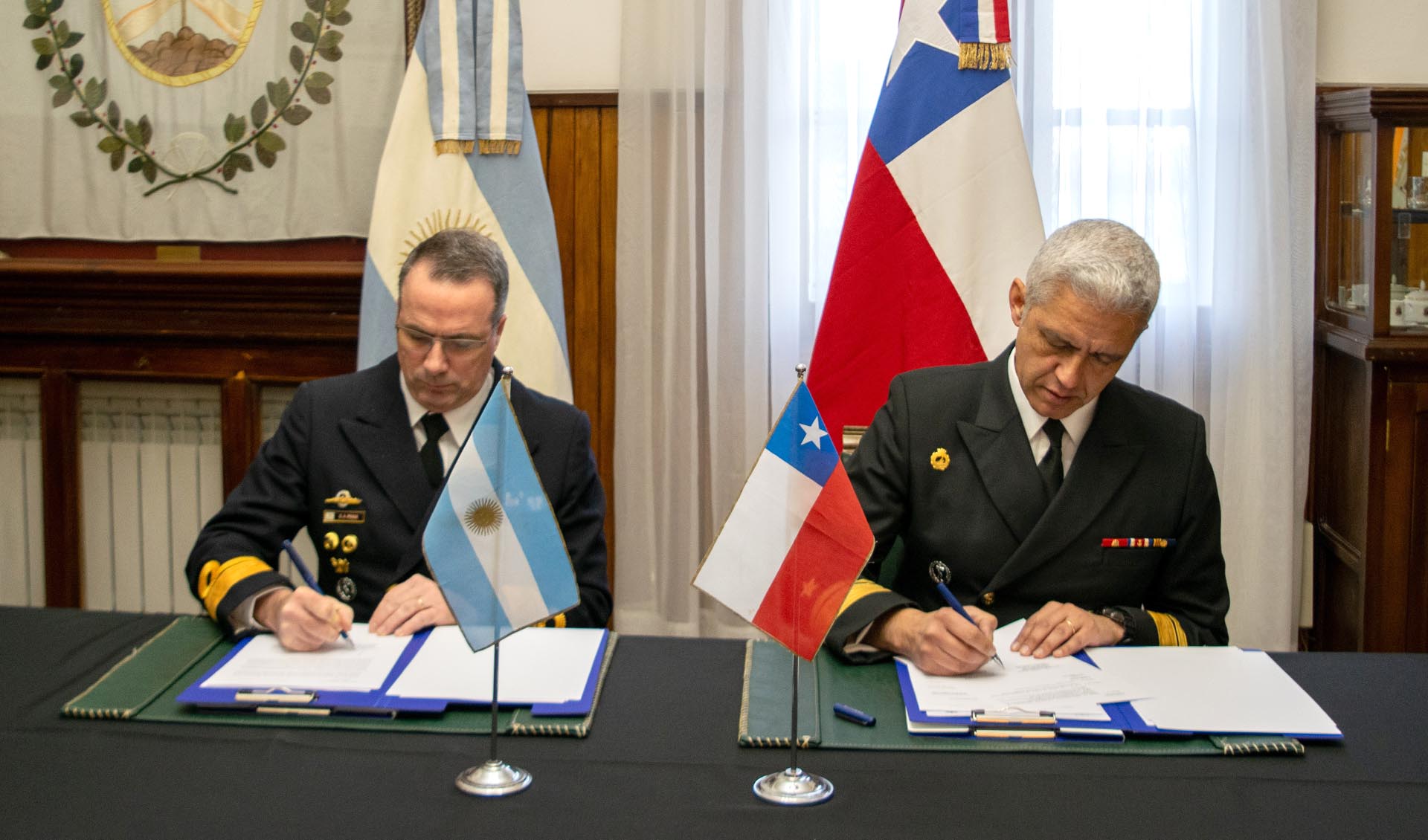 La misma tuvo lugar en Ushuaia, donde se analizaron los compromisos pautados para este año. La delegación naval chilena participó además de las conmemoraciones por el 216 aniversario de la Revolución de Mayo.