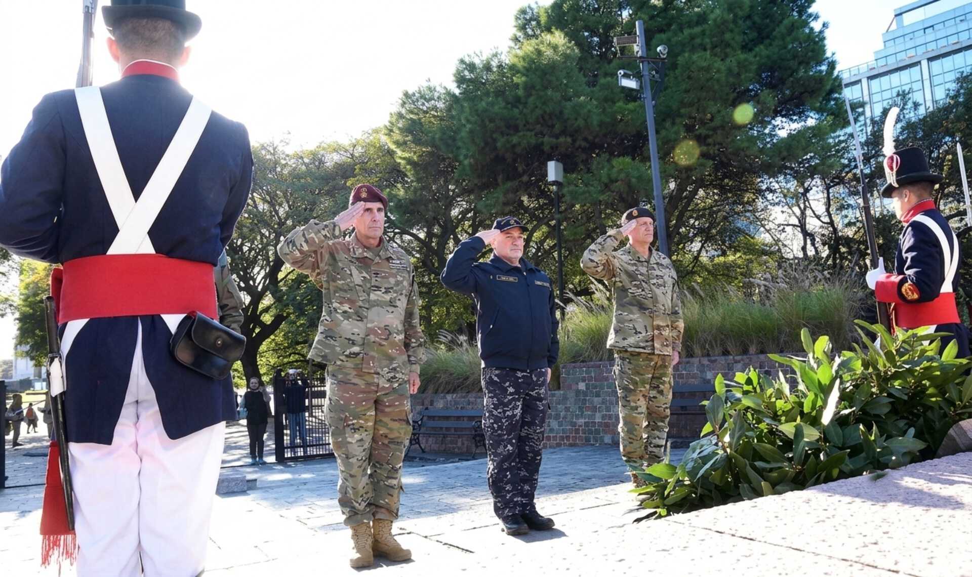 Frente al Cenotafio a los Caídos en Malvinas en Plaza General San Martín, las Fuerzas Armadas rindieron homenaje a los veteranos y caídos en el conflicto del Atlántico Sur.