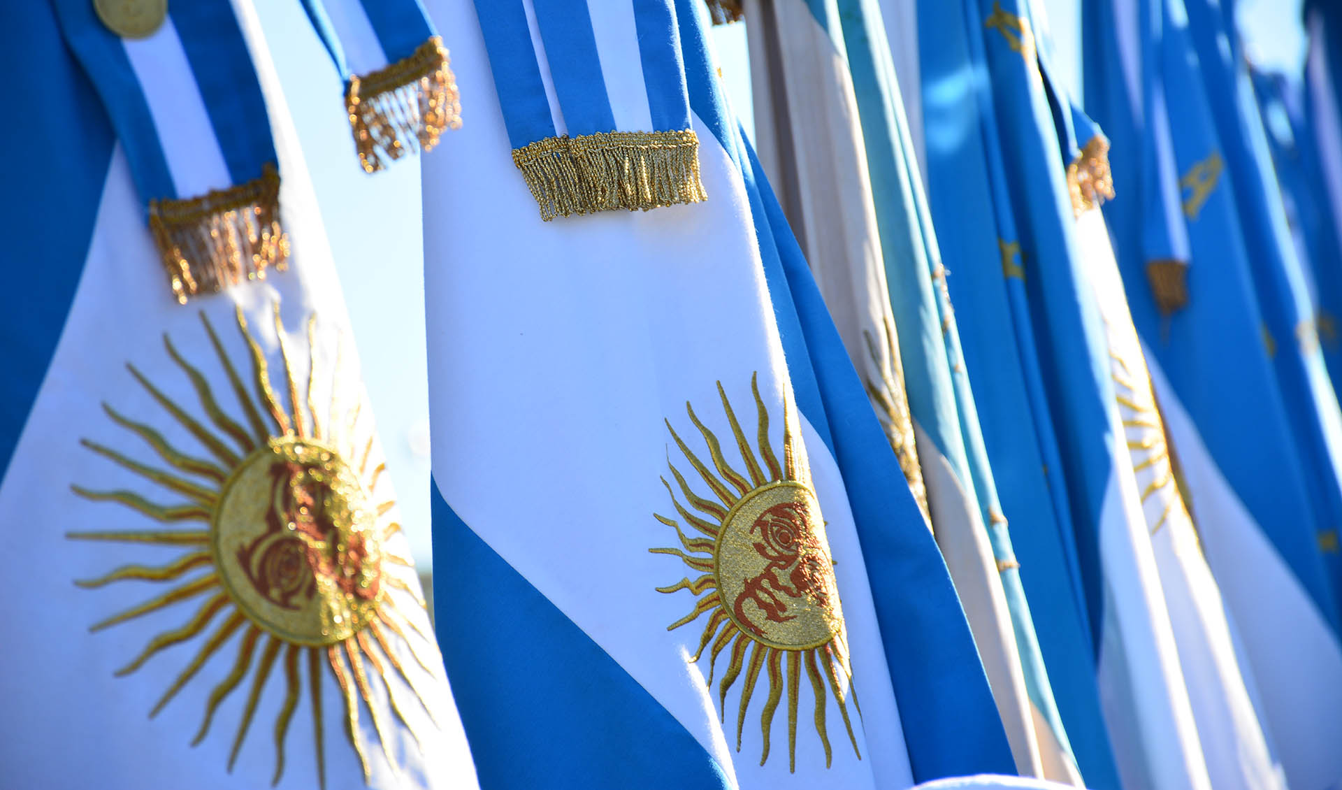 La Armada Argentina rinde homenaje a la memoria del General Manuel Belgrano, creador de nuestra enseña patria, defendiéndola y honrándola en cada misión.