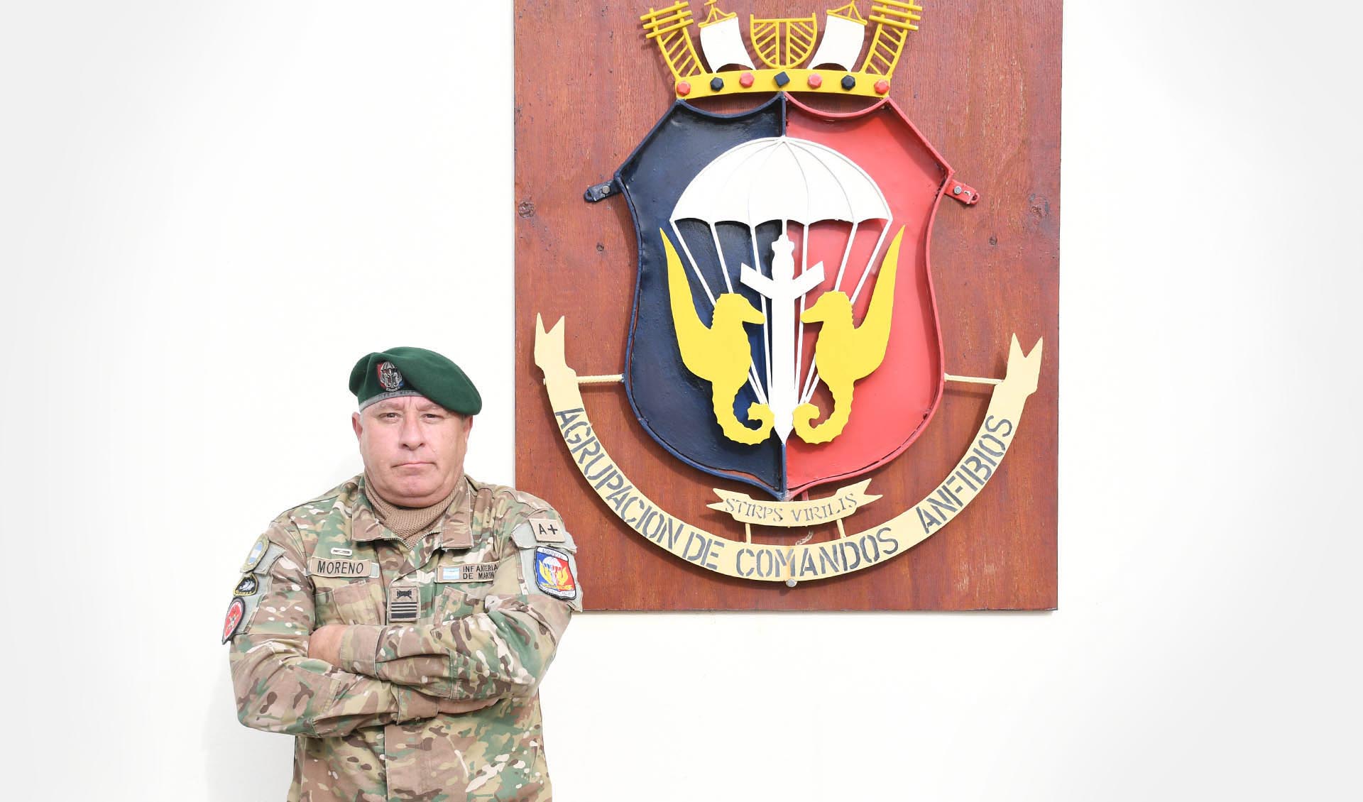 El Suboficial Principal de Infantería de Marina Esteban Nereo Moreno es cordobés de nacimiento, pero su vida encontró un propósito en la zona naval de Puerto Belgrano. Con 33 años de servicio y una trayectoria marcada por la exigencia de las Fuerzas Especiales, repasa su carrera con la humildad de quien hizo de la excepción su rutina diaria.