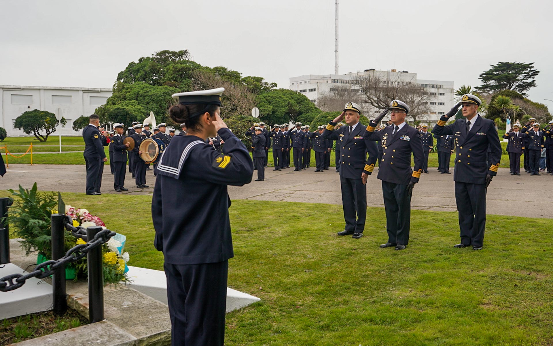La dotación del submarino MB “Humaitá” colocó una ofrenda floral en el cenotafio que honra la memoria de los 44 submarinistas argentinos.