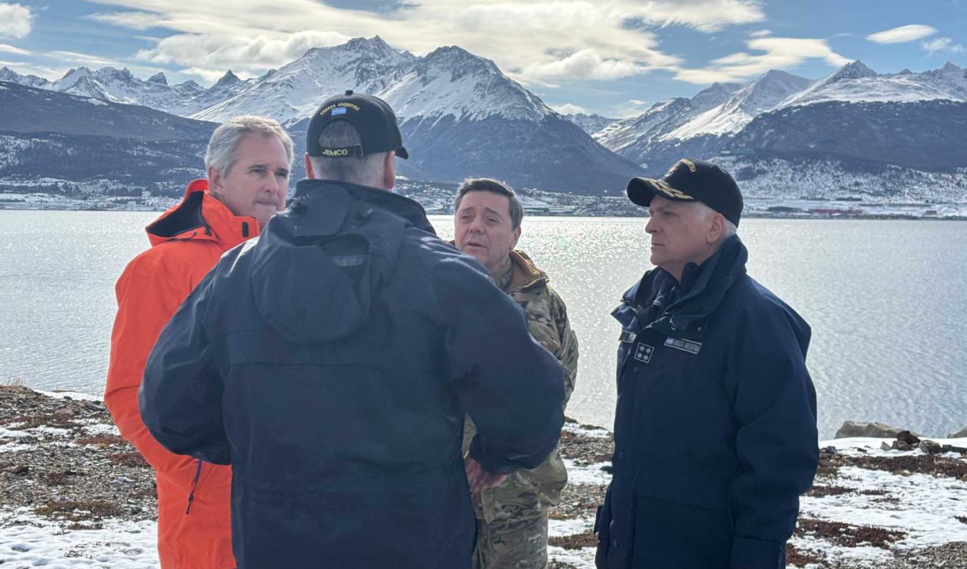 Junto a autoridades de la Armada Argentina, el Teniente General Carlos Alberto Presti recorrió también la Base Naval Ushuaia.