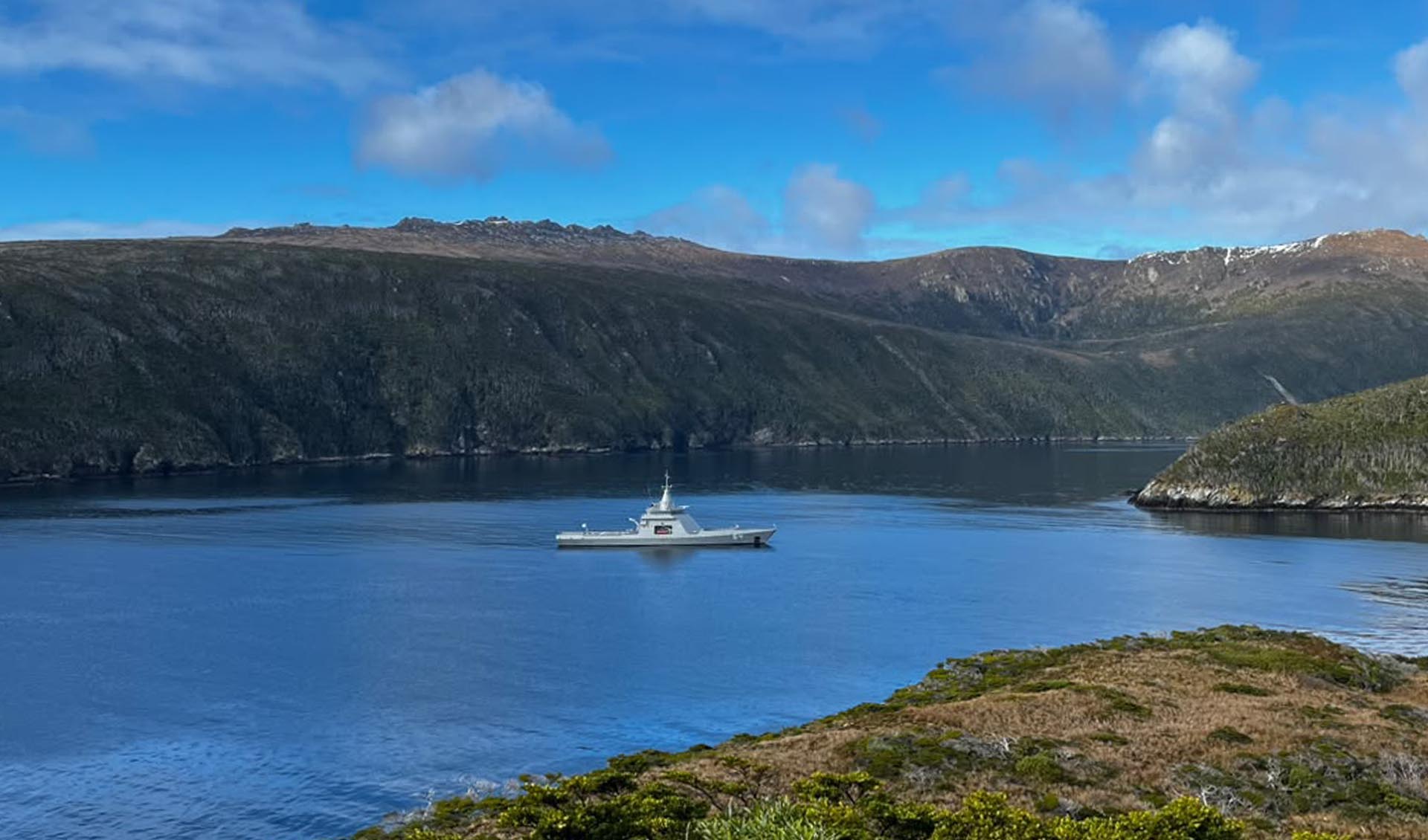 La unidad brindó apoyo logístico para efectuar un nuevo relevo en la Isla de los Estados y Península Mitre.