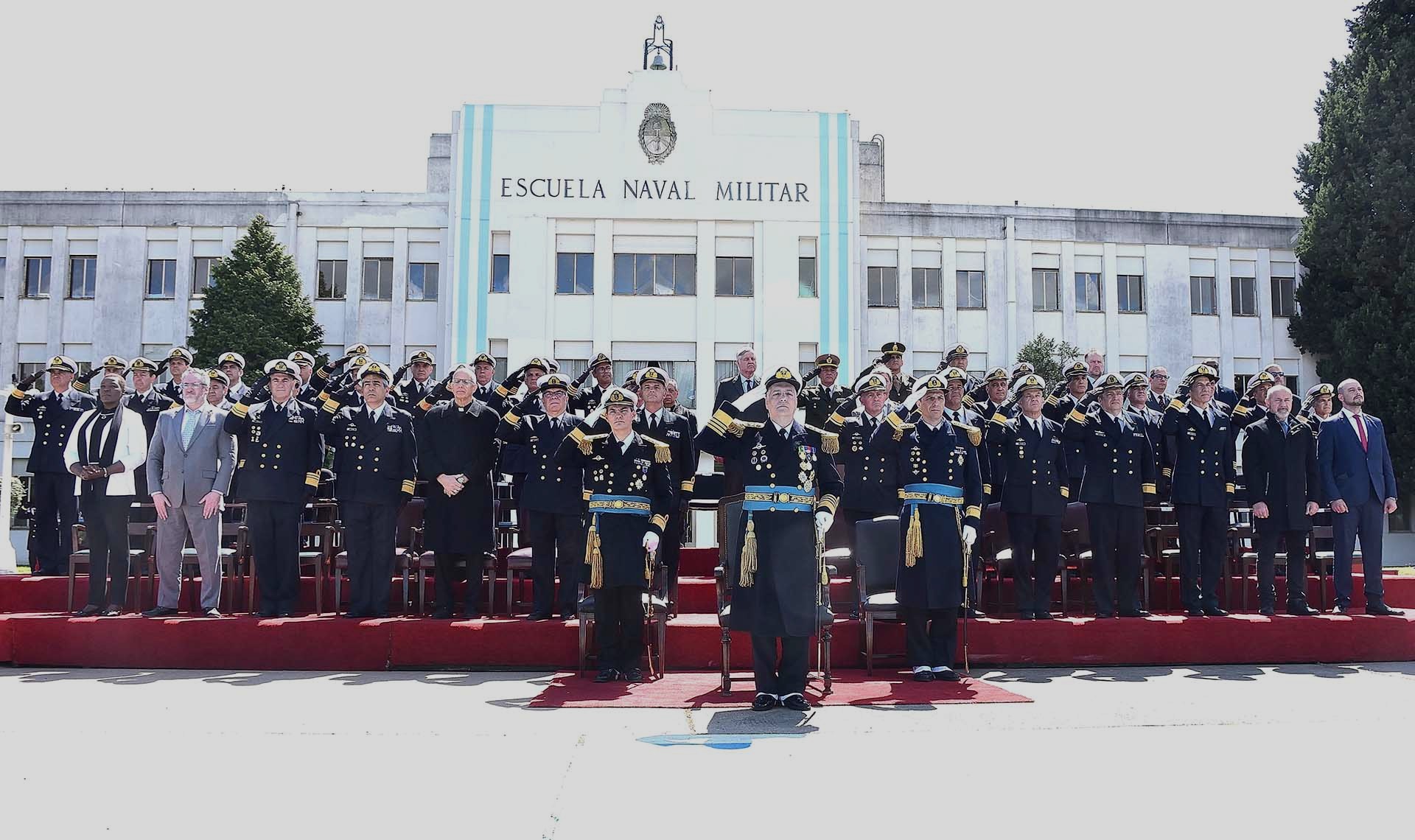 La ceremonia fue presidida por el Jefe de la Armada y tuvo lugar en la Plaza de Armas del instituto educativo.
